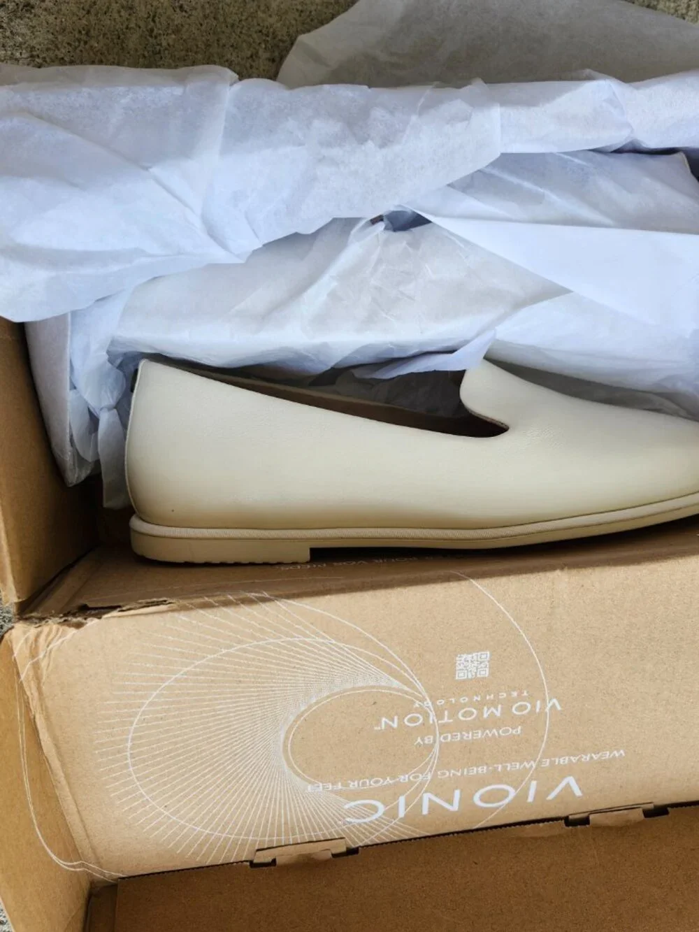 BRAND NEW IN BOX! Vionic Willa 2.0 flat loafers. Size 7M Color IVORY Never Worn.